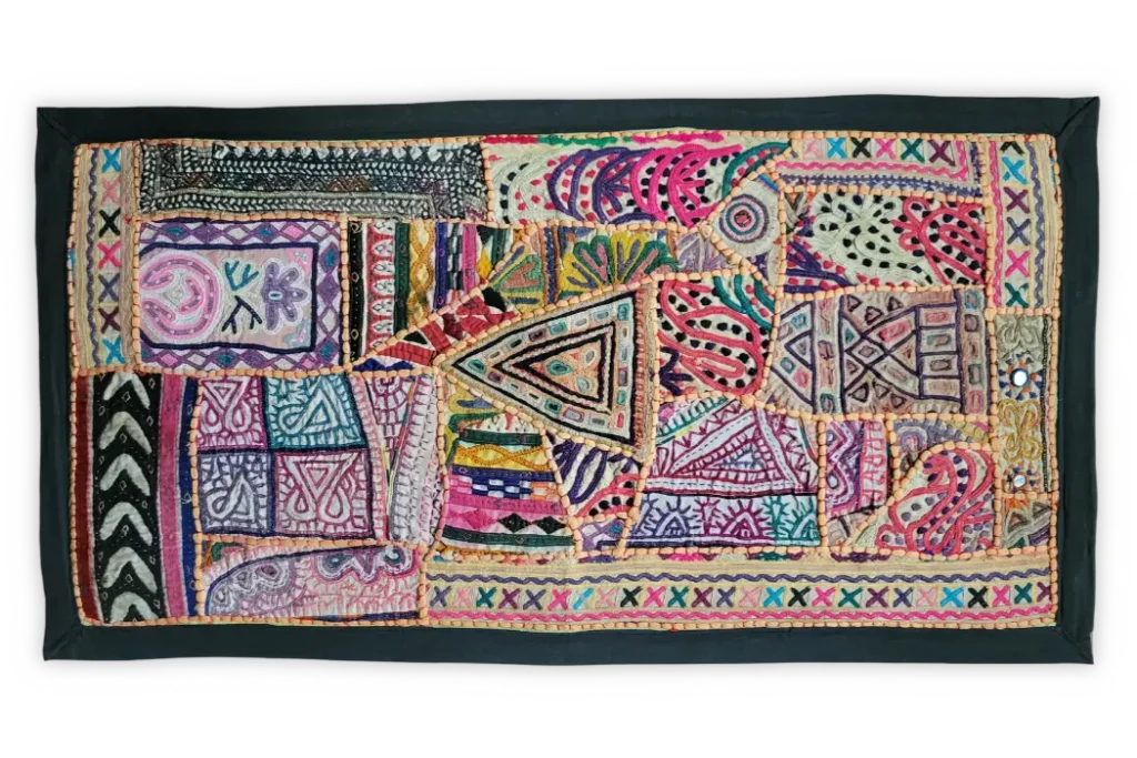 Tenture murale patchwork indien fabriqué avec d'anciennes broderies indienne. Dimensions : 84 cm x 44 cm