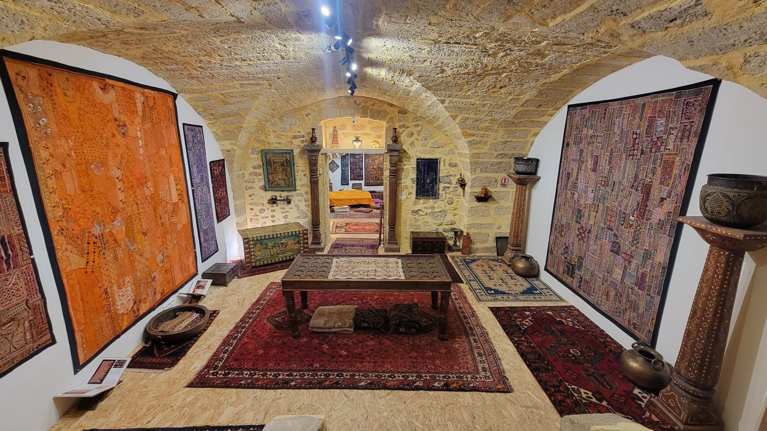 Salle d'exposition de la boutique d'art indien Nomade Patchwork.